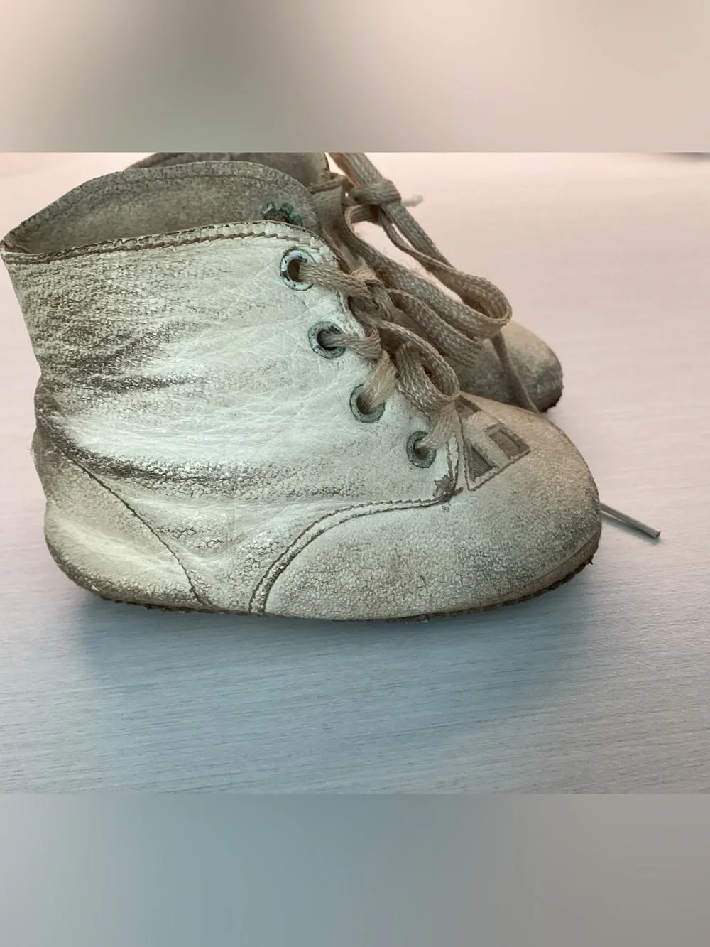 Vtg. Mid-top leather baby/infant white leather shoe with box area detail